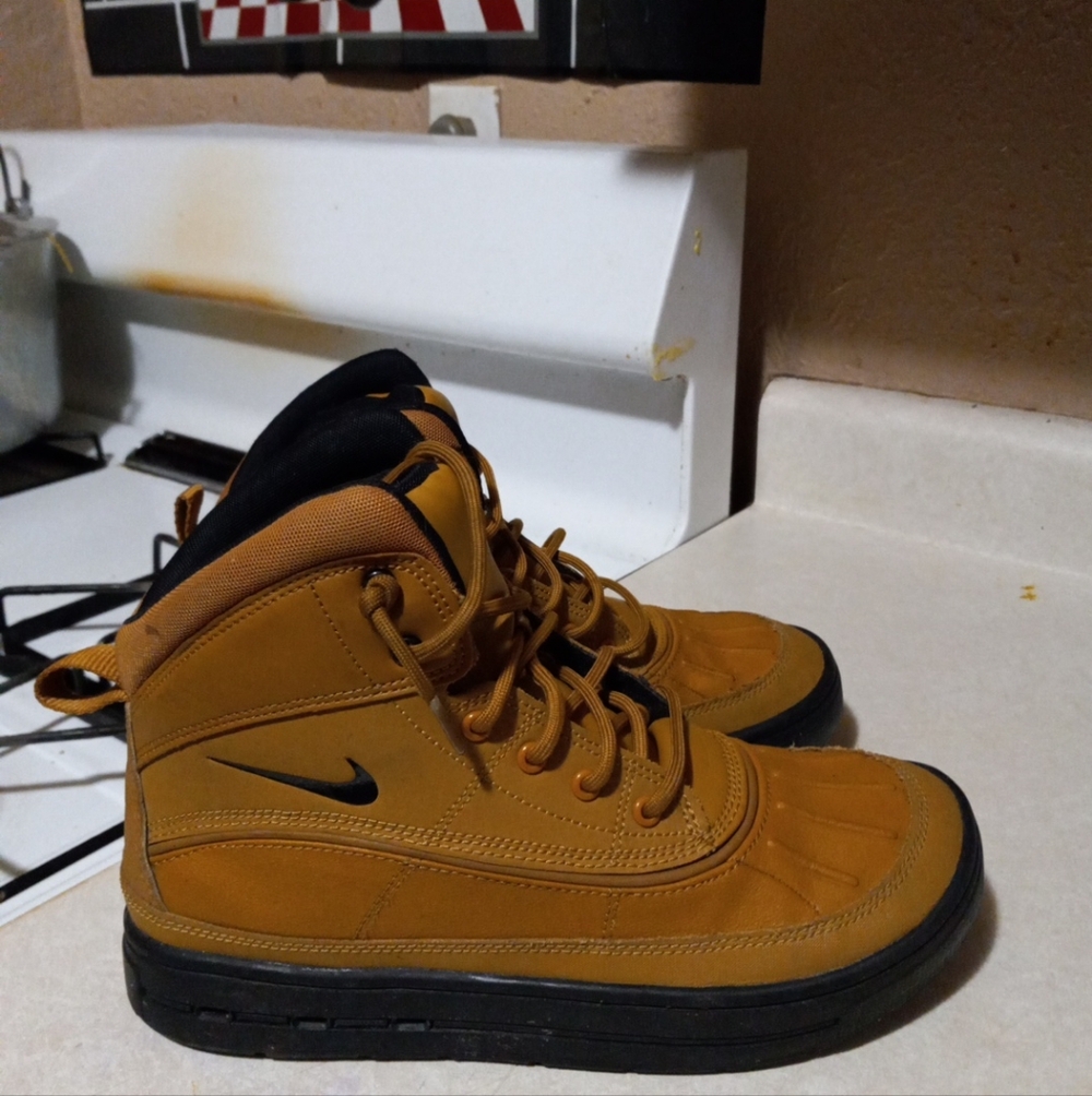 Nike Men's Tan High-Top Sneakers